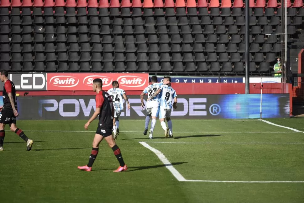 ALEGRE TROTE. Tesuri y Carrera acompañan a Lotti en la corrida hacia la banda izquierda del ataque “decano” para celebrar el segundo gol del equipo, el que le permitió ganarle a Newell’s en Rosario. Foto de Marcelo Manera - Especial para La Gaceta