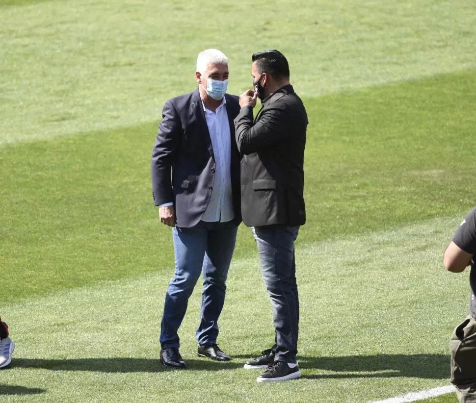 AFECTUOSO. Hubo saludos y charla en la previa del partido entre Gamboa y De Felippe. Fotos de Marcelo Manera - Especial para La Gaceta