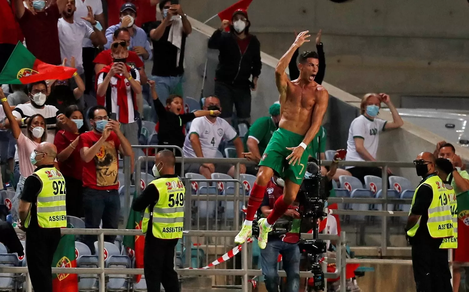 IMPARABLE. Cristiano festejó el doblete que le permitió ser el máximo goleador a nivel selecciones. REUTERS 