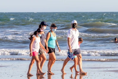 Si estás pensando vacacionar en la playa, estos son los consejos para hacer un viaje seguro