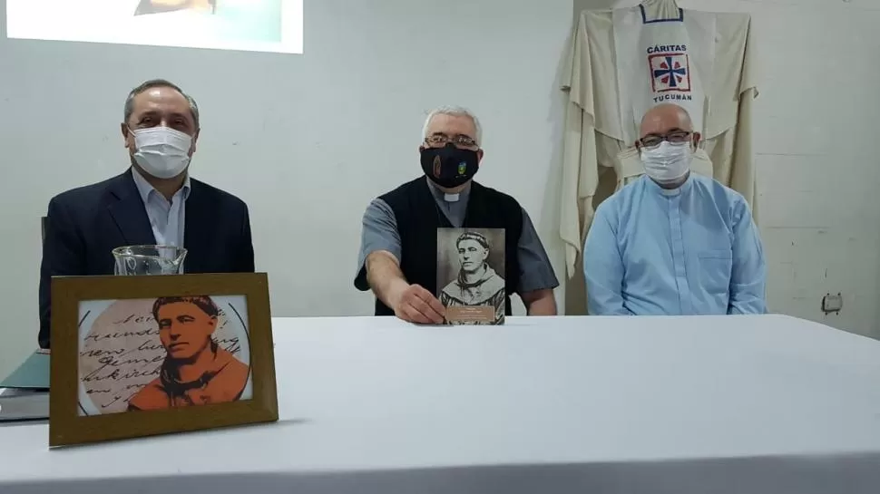 CONFERENCIA DE PRENSA. El doctor Carlos Juárez; el arzobispo de Tucumán, monseñor Carlos Sánchez, y el obispo auxiliar, monseñor Roberto Ferrari. 