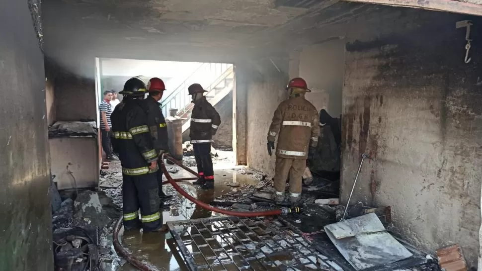 GARRAFA EN LA COCINA. Los Bomberos sofocaron el fuego de la casa.  