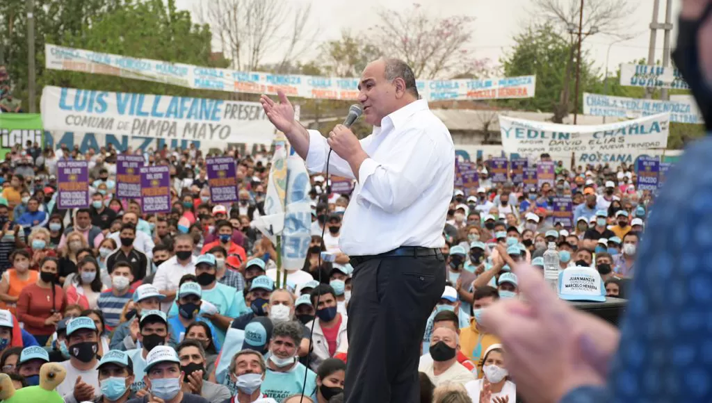 COMPROSIMO. El gobernador, Juan Manzur, encabezó un encuentro en Simoca, y prometió que no se detendrá hasta que cada familia simoqueña tenga un trabajo.