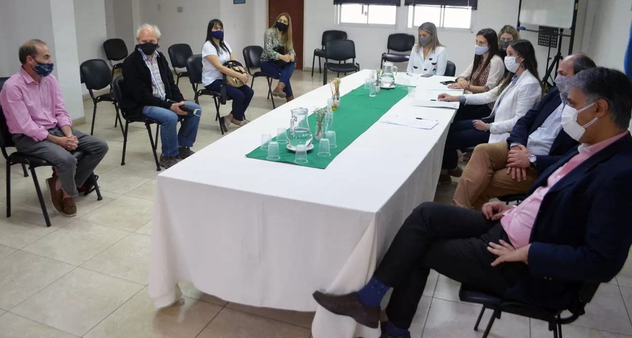 REUNIÓN del Defensor del Pueblo con docentes y padres de alumnos. 