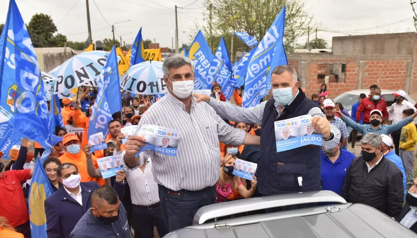 EN RECORRIDA. El legislador Tulio Caponio, junto al gobernador Jaldo, en la campaña de 2021. Foto de Archivo Prensa HLT