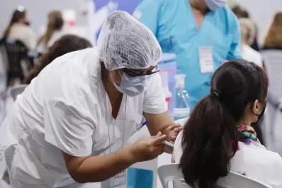 Las vacunas reducen las hospitalizaciones por covid-19 en más del 70%