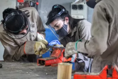 La Cocha: estudiantes fabrican parideras porcinas