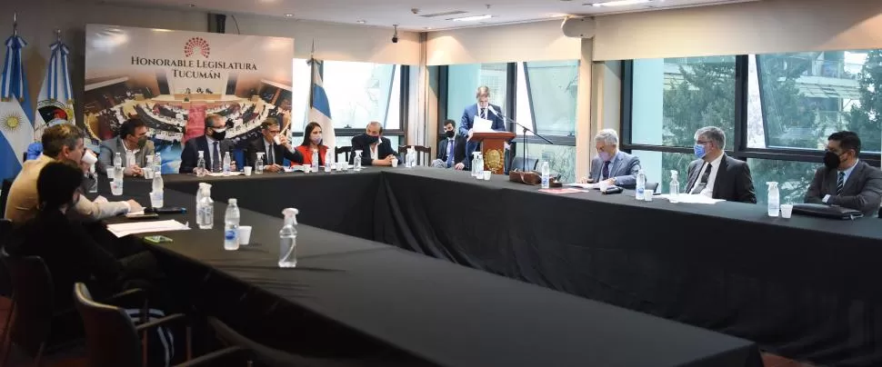 PRIMERA AUDIENCIA. El magistrado escuchó la acusación que formuló la comisión de Juicio Político en su contra por haber protagonizado un incidente de tránsito con un motociclista el 11 de junio, en Yerba Buena.   
