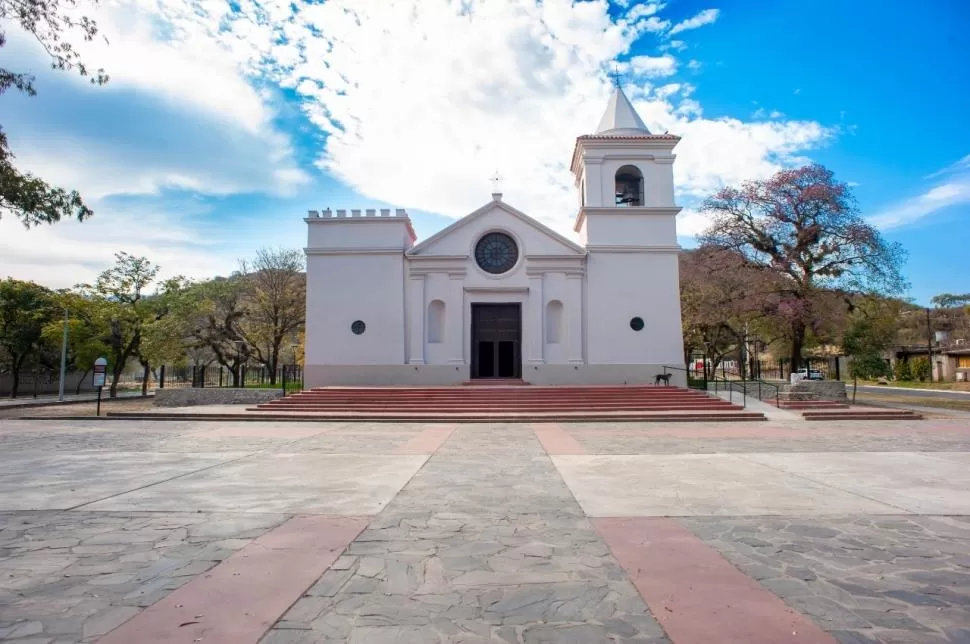 PIEDRAS BLANCAS. La iglesia del pueblo donde nació el futuro beato. 