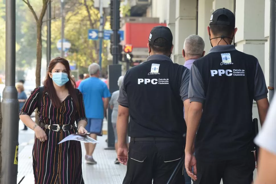 LOS ÚLTIMOS EN SALIR A LA CALLE. Los efectivos de la Patrulla de Protección Ciudadana recorren el centro. 