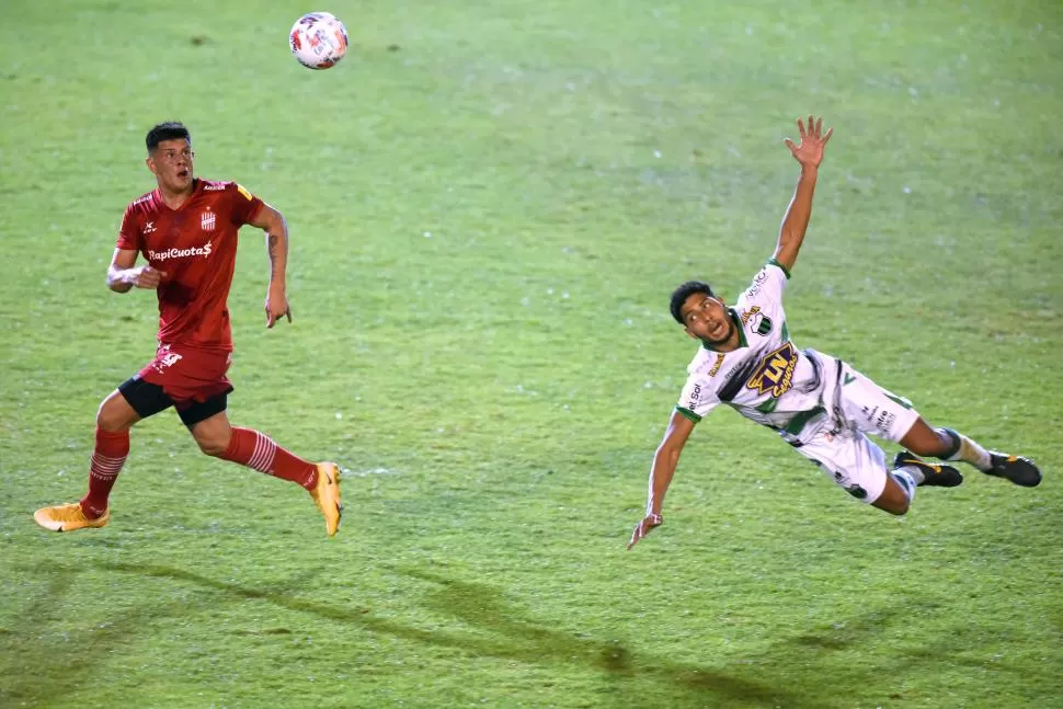 PIEZA CLAVE. Además de convertir goles, Estigarribia es un futbolista importante en la estructura del “Santo”. Aporta fuera del área y colabora en la creación de juego. LA GACETA / FOTO DE DIEGO ÁRAOZ