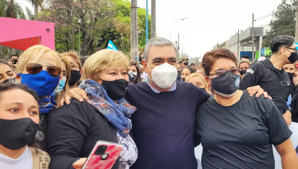 EN CAMPAÑA. El intendente de San Miguel de Tucumán, Germán Alfaro, realizó una caminata por calles de Bella Vista.