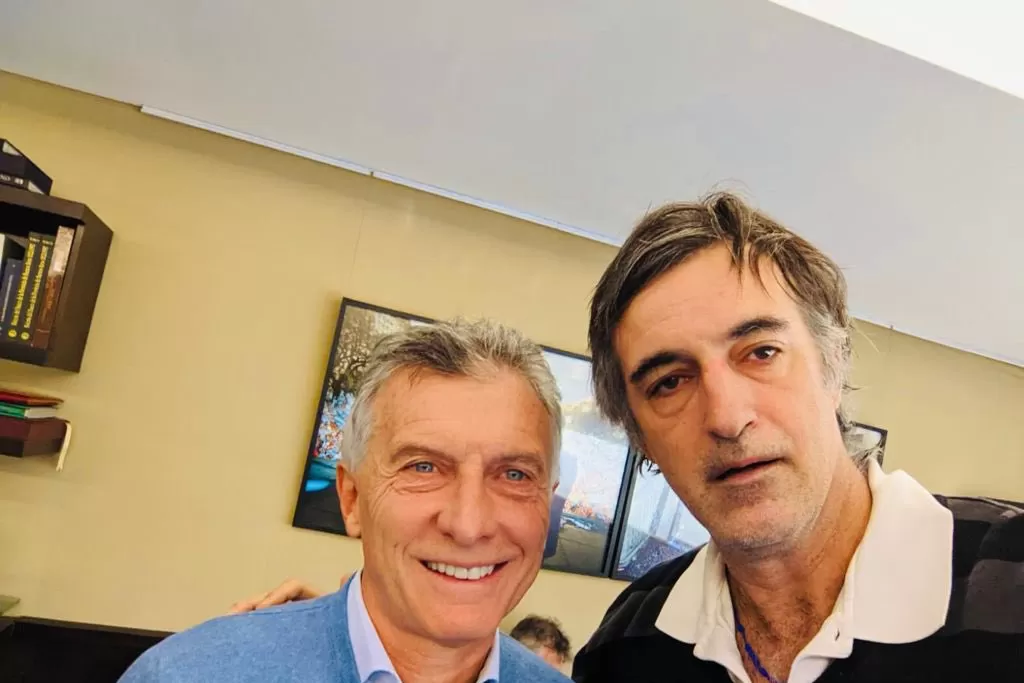 JUNTO A SU LÍDER POLÍTICO. Esteban Bullrich, senador nacional de JxC, con Mauricio Macri. Foto Twitter @estebanbullrich