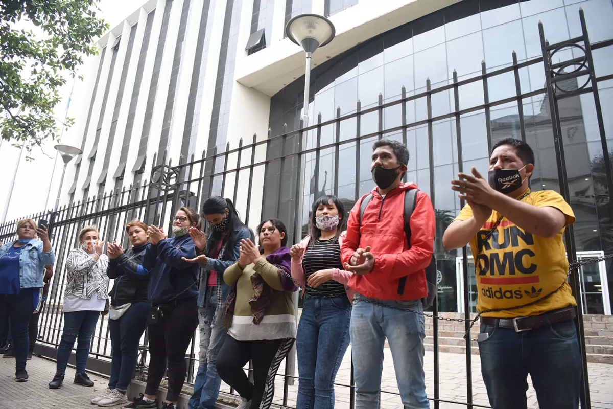 ENCADENADOS. Cientos de personas protestaron durante la mañana.
