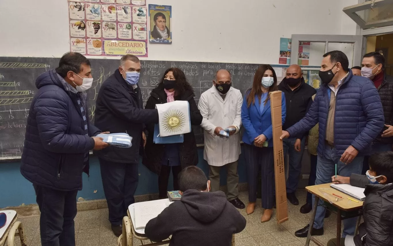 EN TAFÍ DEL VALLE. El vicegobernador Jaldo, en la Escuela N° 28. Foto: Prensa HLT