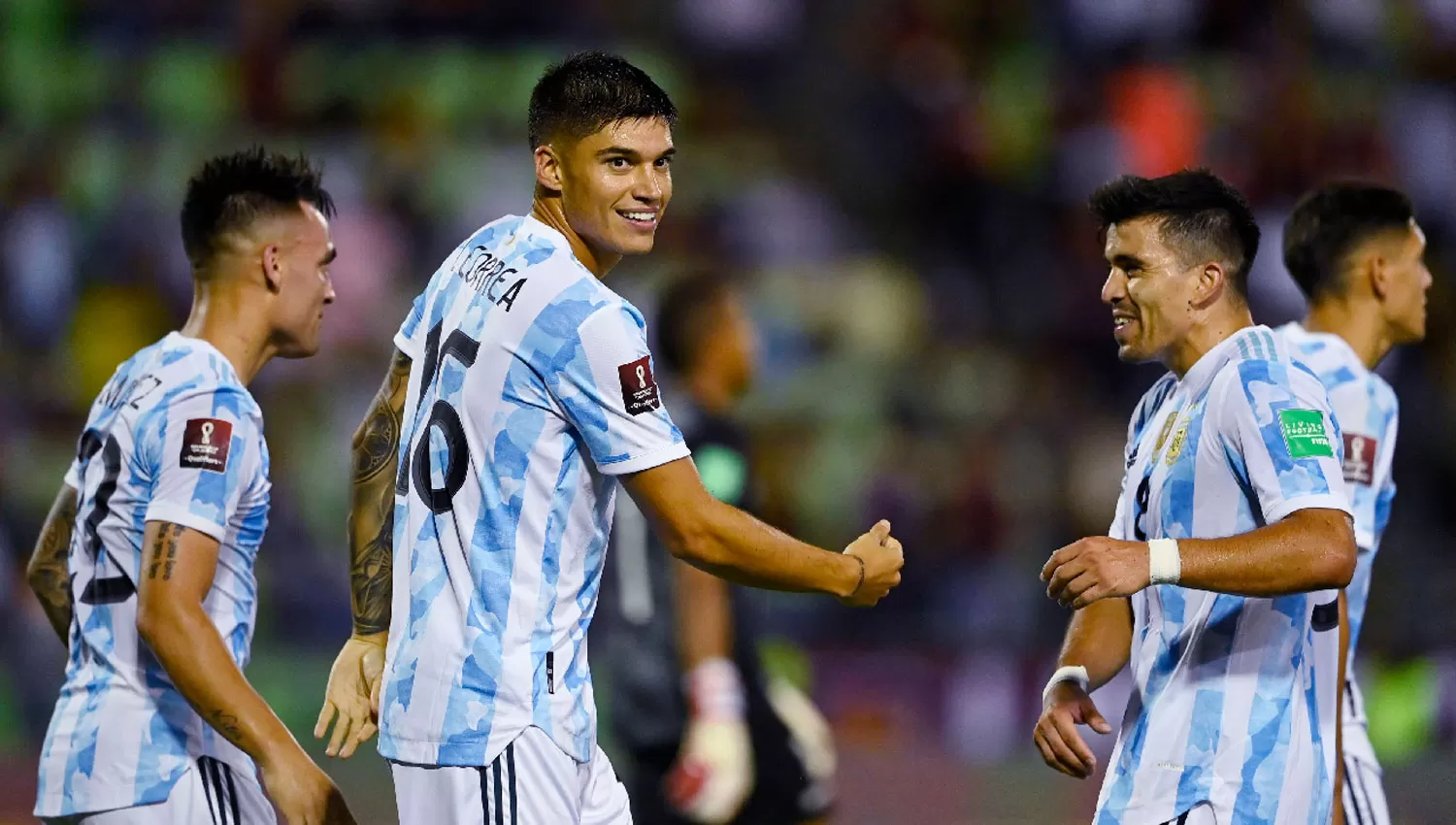 PIDE PISTA. El tucumano Correa se afianza en cada partido que juega con la Selección.