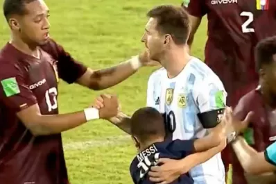 Video: un niño venezolano corrió para abrazar a Messi con la 30 de PSG y conmovió a todos