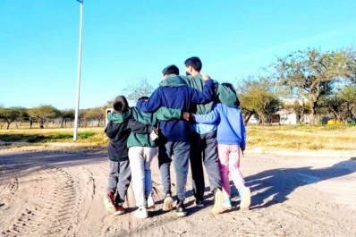 Una pareja adoptó cinco hermanitos que no querían separarse