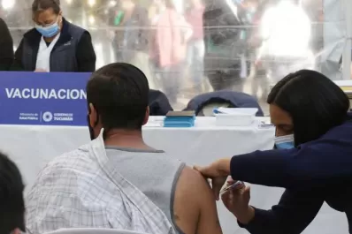 Tucumán espera la llegada de 60.600 dosis de AstraZeneca para completar esquemas
