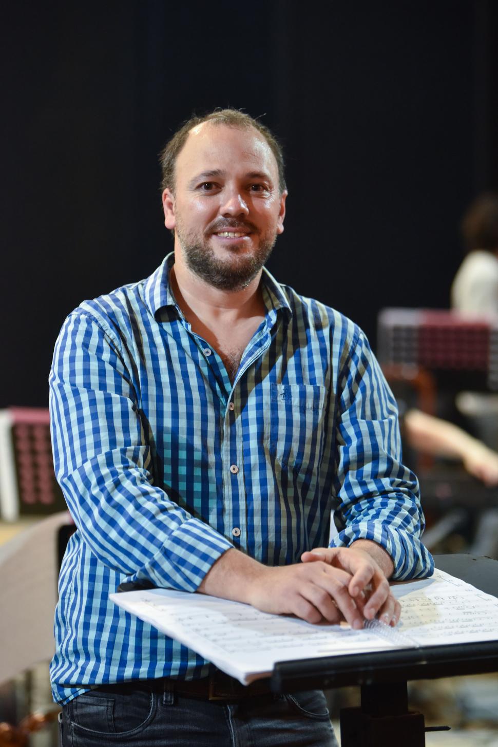 DEBUT. Jorge Bulacia Soler toma la batuta de la Orquesta Estable de la Provincia. la gaceta / fotos de ines quinteros orio