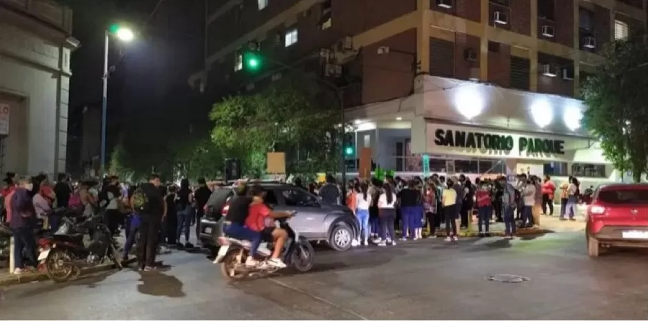 PEDIDO DE JUSTICIA. Amigos y familiares se manifestaron en la puerta de la clínica donde falleció Marisol 