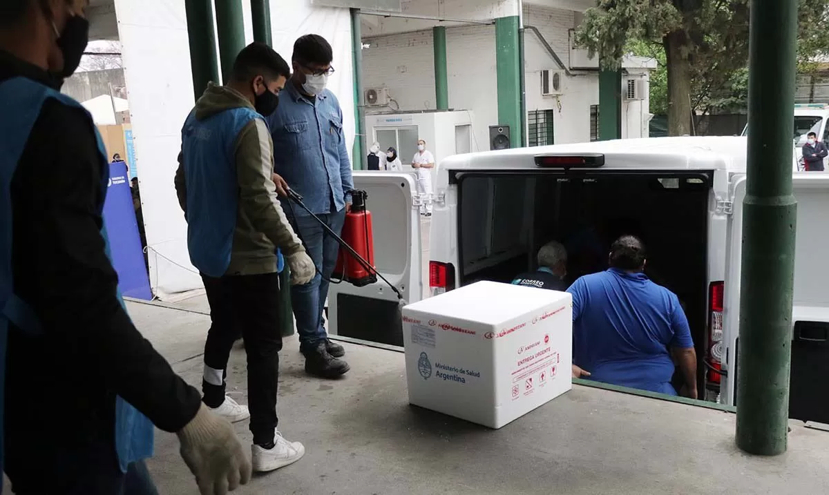 NUEVO CARGAMENTO. Las dosis fueron trasladadas a los depósitos del Siprosa. Foto: Prensa Min. de Salud