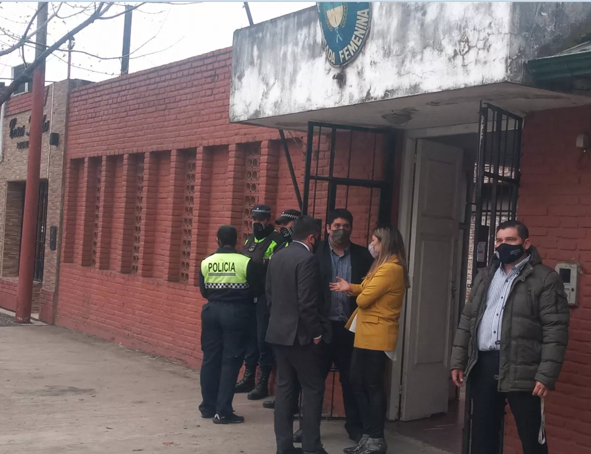 DESPUÉS DE LA TRAGEDIA. La Policía, personal judicial y otros investigadores en la puerta de la brigada de Concepción que sufrió un incendio.