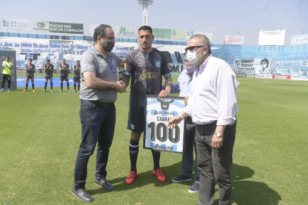 RECONOCIMIENTO. Yoni Cabral recibe la placa con una camiseta por sus 100 encuentros. Foto de Franco Vera / LA GACETA