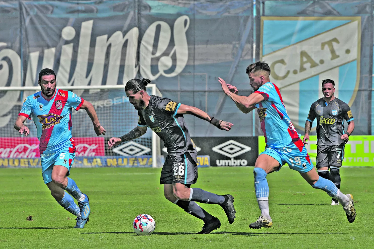 ESTA VEZ NO RINDIÓ. Oscar Benítez volvió a jugar desde el comienzo, y en el entretiempo fue reemplazado. Su rendimiento no fue el esperado por el DT. 