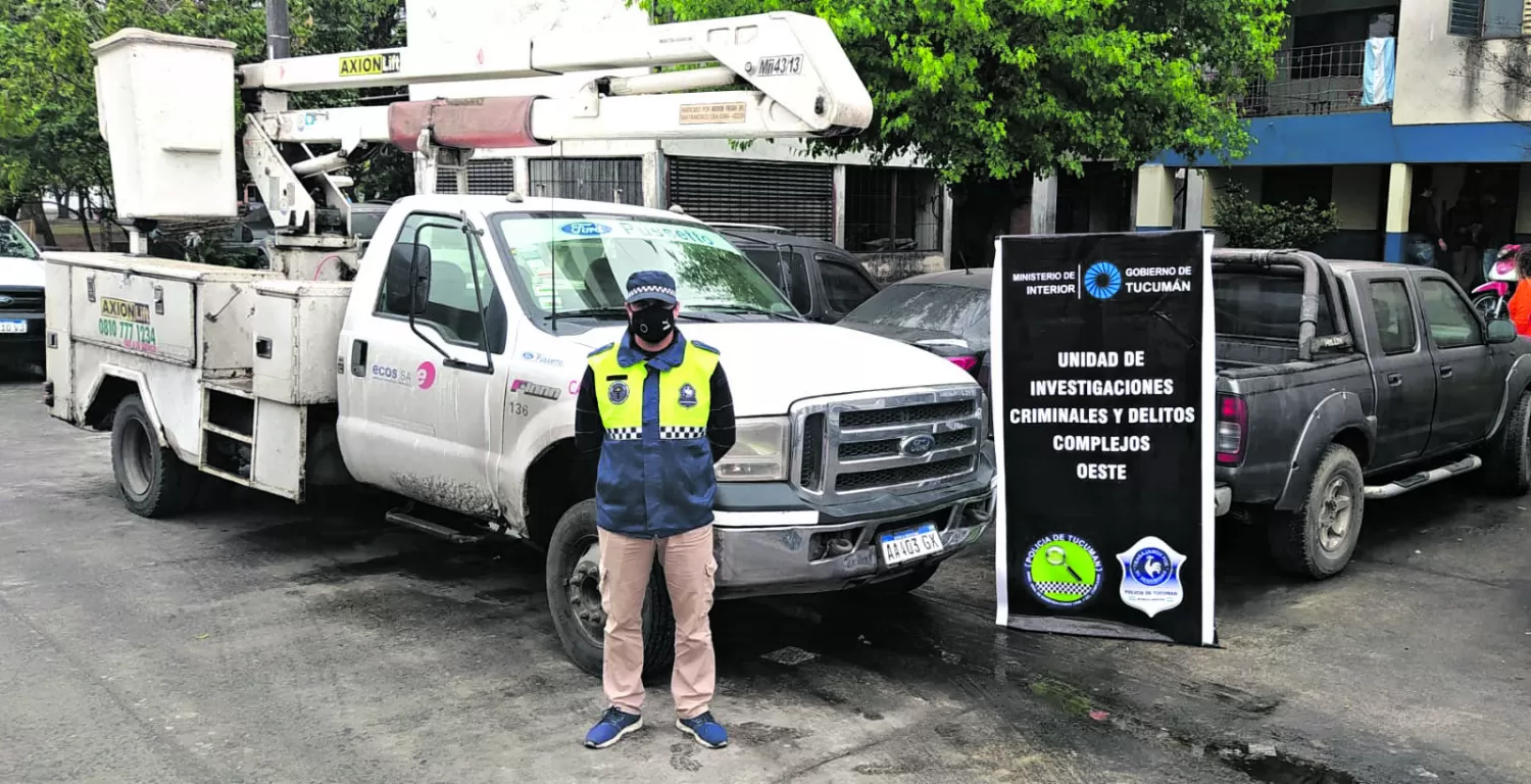 IMPORTANTE SECUESTRO. Un efectivo vigila el camión que habría sido utilizado por el grupo sospechado.