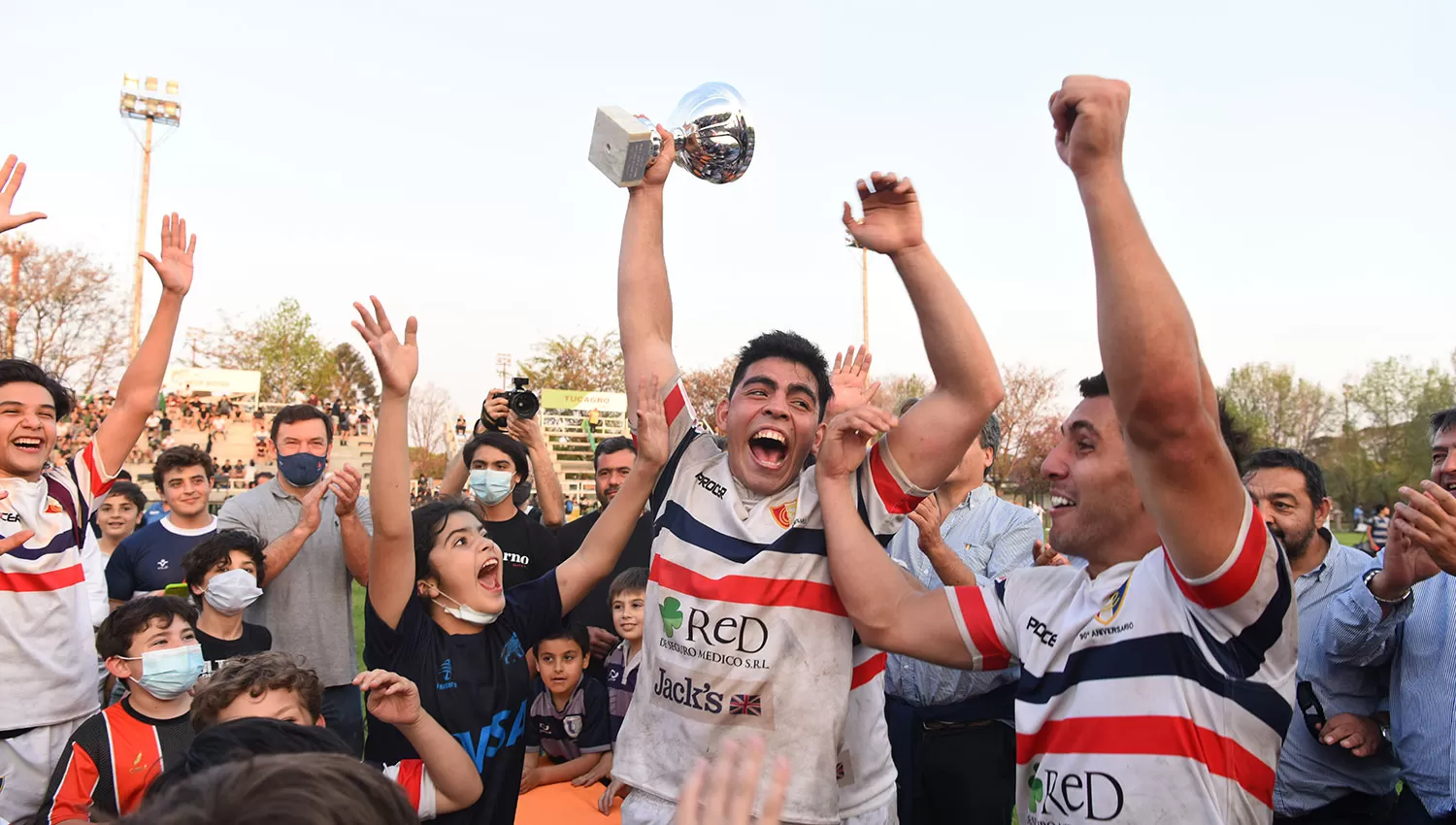 EL “BLANCO” GRITÓ MÁS FUERTE. El capitán Matías Orlande levanta la copa que certifica a Natación como campeón del Apertura, torneo en el que perdió sólo el primer partido y ganó los ocho restantes.