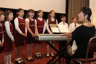 Grandes canciones del teatro musical por niños y jóvenes