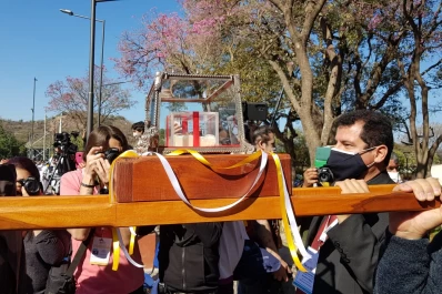 Una falange y una vértebra incorruptas: la emotiva recepción a las reliquias del beato Esquiú