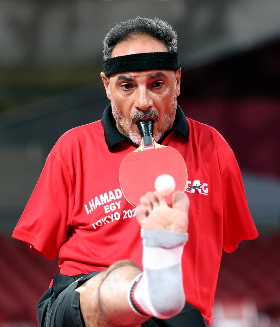 SAQUE. El egipcio Hamadtou demuestra que sin brazos se puede jugar. 