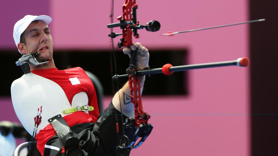TIRO CON ARCO. El belga Van Montagu usa sus piernas para tirar.