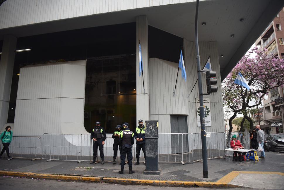 CUSTODIA. Más de media centena de policías vallaron y vigilaron las adyacencias del Concejo. 