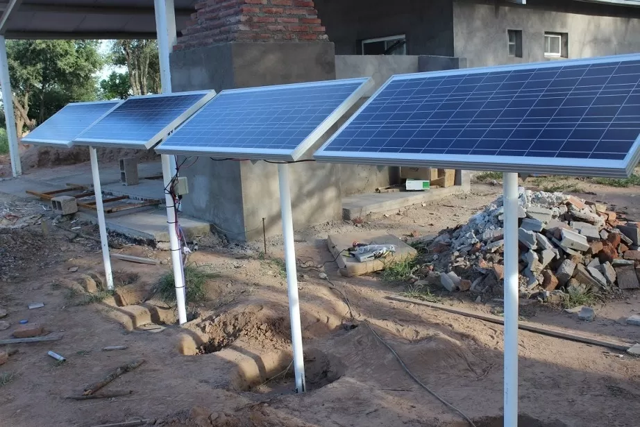 MEJORAS. El panel solar permite instalar luz sin cableado en el campo.  