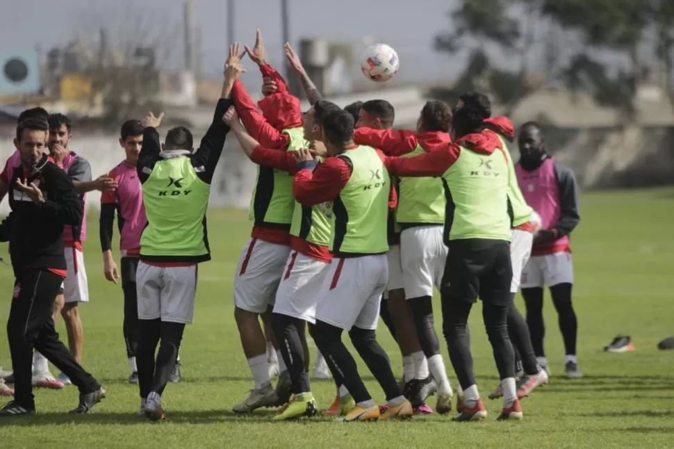 HAY CONFIANZA. Durante esta semana, plantel “santo” se entrenó en medio de un buen clima; los jugadores confían en que podrán imponer condiciones en Casanova. Twitter@casm