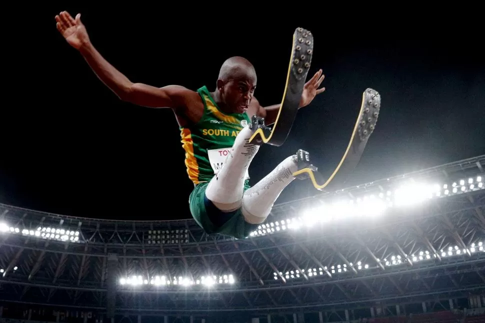 ELEVADO. La sensación es que el sudafricano Ntando Mahlangu saltó hasta el techo del Estadio Olímpico para ganar el oro en salto en largo.  