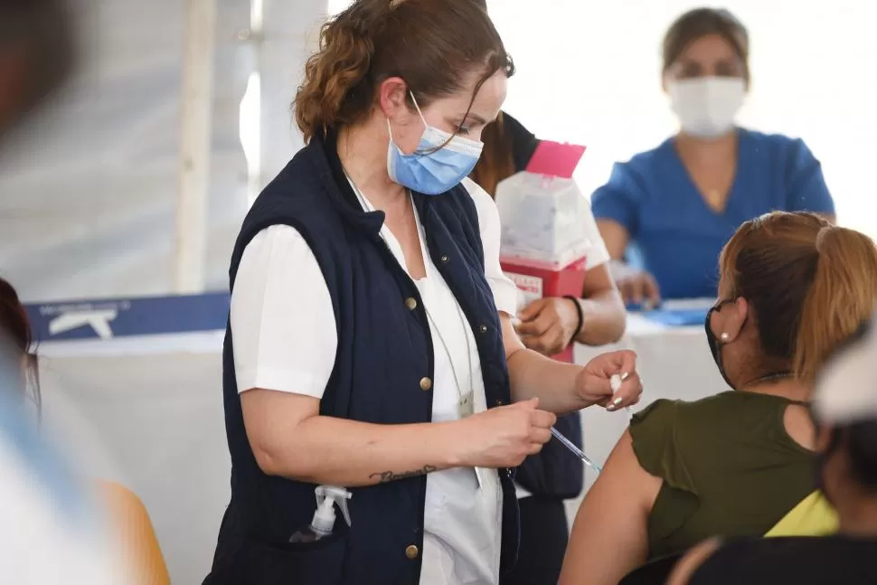 LA ÚNICA SOLUCIÓN POSIBLE. La vacuna no impide el contagio, pero si las formas graves de la enfermedad. 