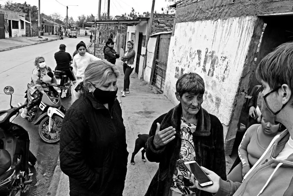 DOLOR. Aurora Astorga (sin barbijo) lamentó la muerte de su nieta.  