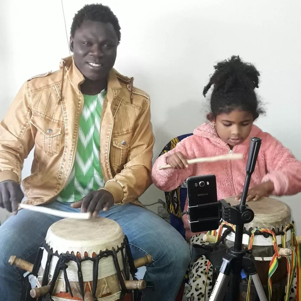 PADRE E HIJA. Fall Madior Dieng comparte con Mina la música y la cultura. 