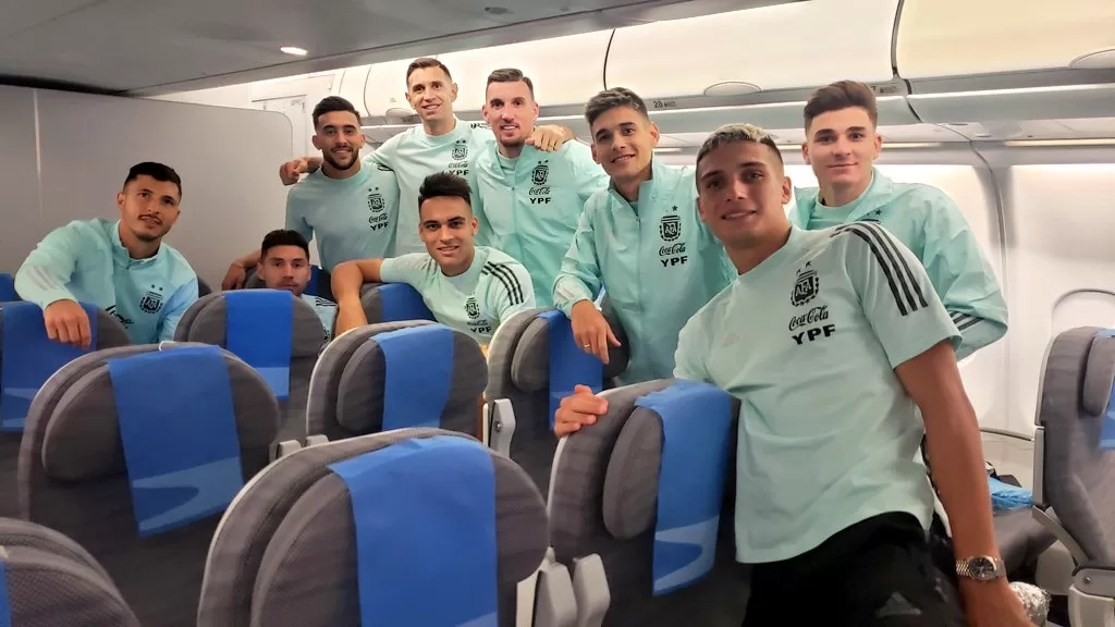 EN EL AVIÓN. La imagen que compartió la cuenta del equipo nacional. FOTO TOMADA DE TWITTER.COM/ARGENTINA