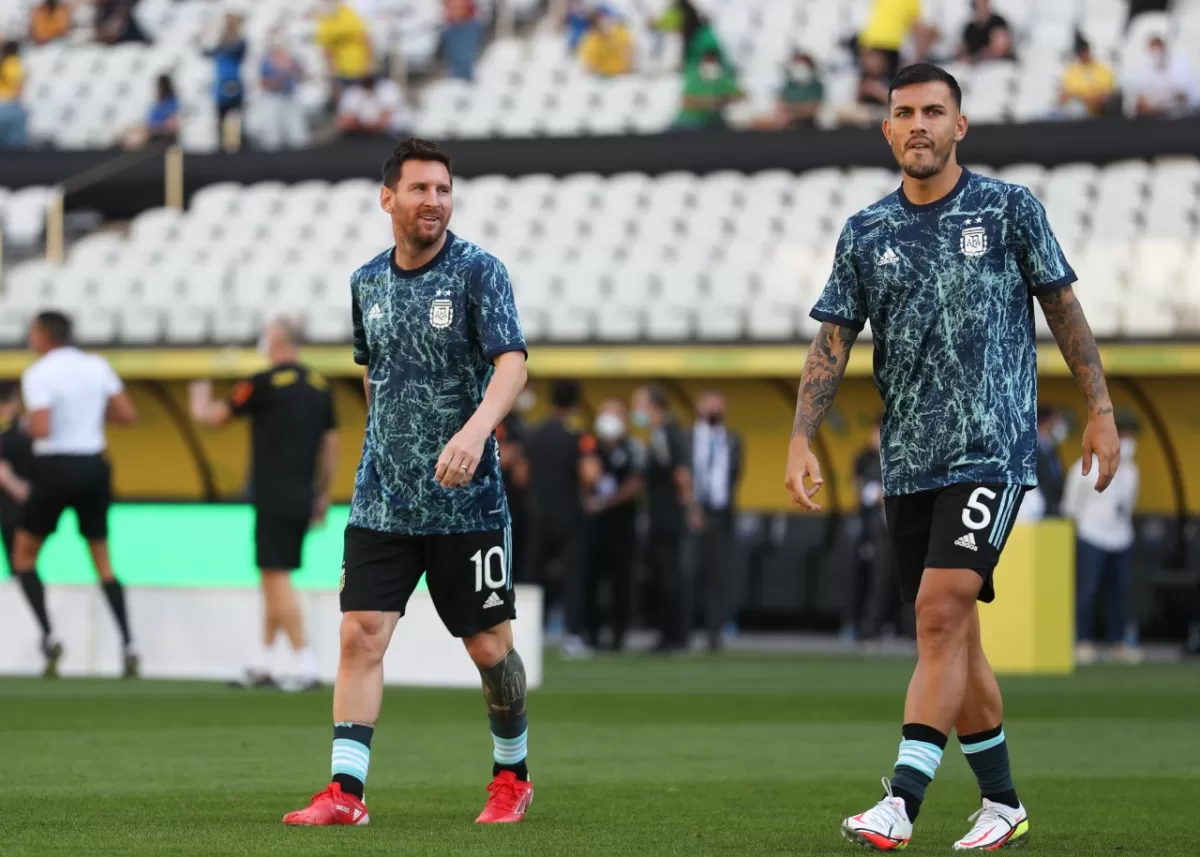 MESSI, durante la entrada en calor. FOTO twitter, selección nacional. 