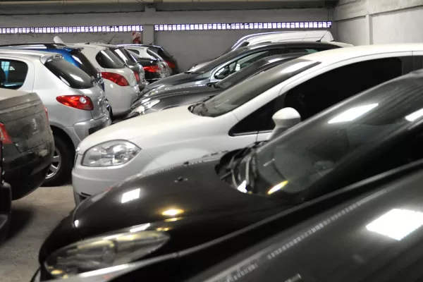 Suba del dólar blue: ¿Cómo impacta en los precios de los autos?