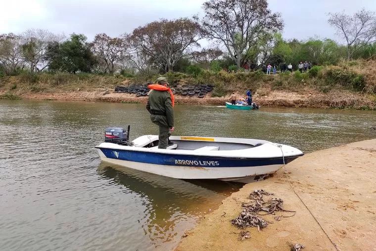 La policía busca los cuerpos. FOTO CADENA 3. 