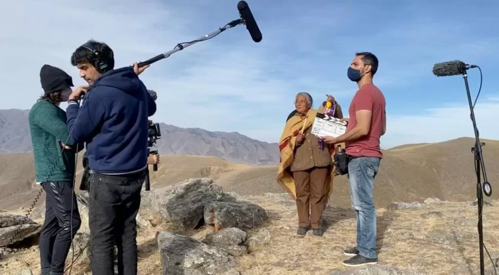 EN PLENA FILMACIÓN. Con su canto ancestral la coplera rinde tributo a la cultura y al paisaje de Tafí del Valle.  