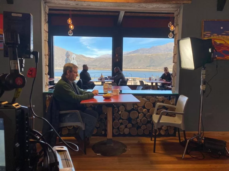 LA ESPERA DE BLAS. Ramón Poliche, en una escena con el fondo majestuoso del dique La Angostura.  prensa