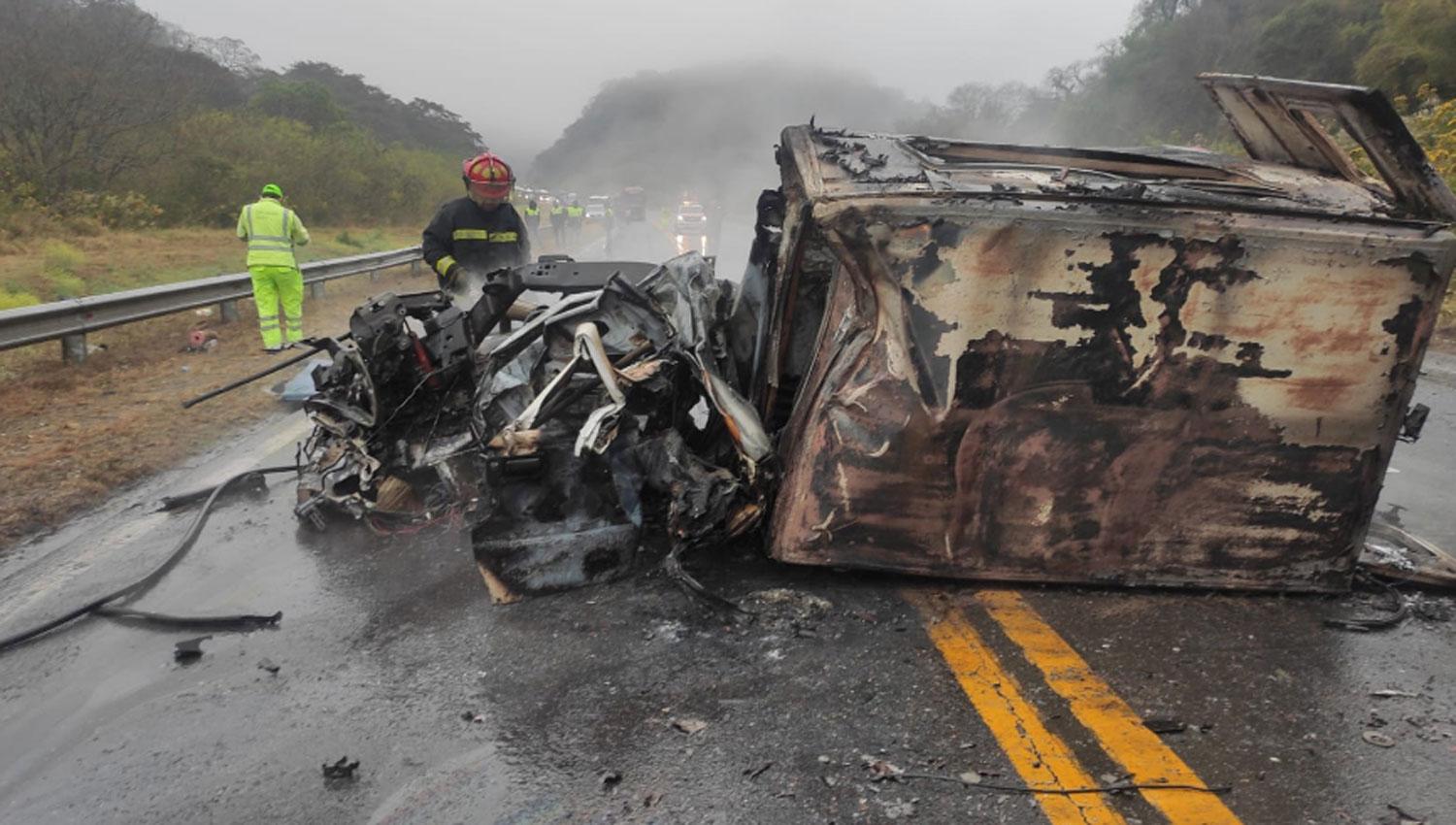 TERRIBLE. La ambulancia quedó totalmente incinerada después del accidente.