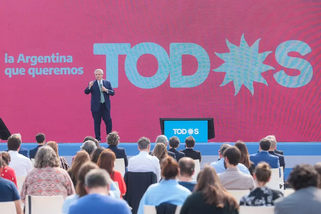 EN CAMPAÑA. Alberto Fernández, en un acto con dirigentes del Frente de Todos. Foto: Twitter @AlFerdez